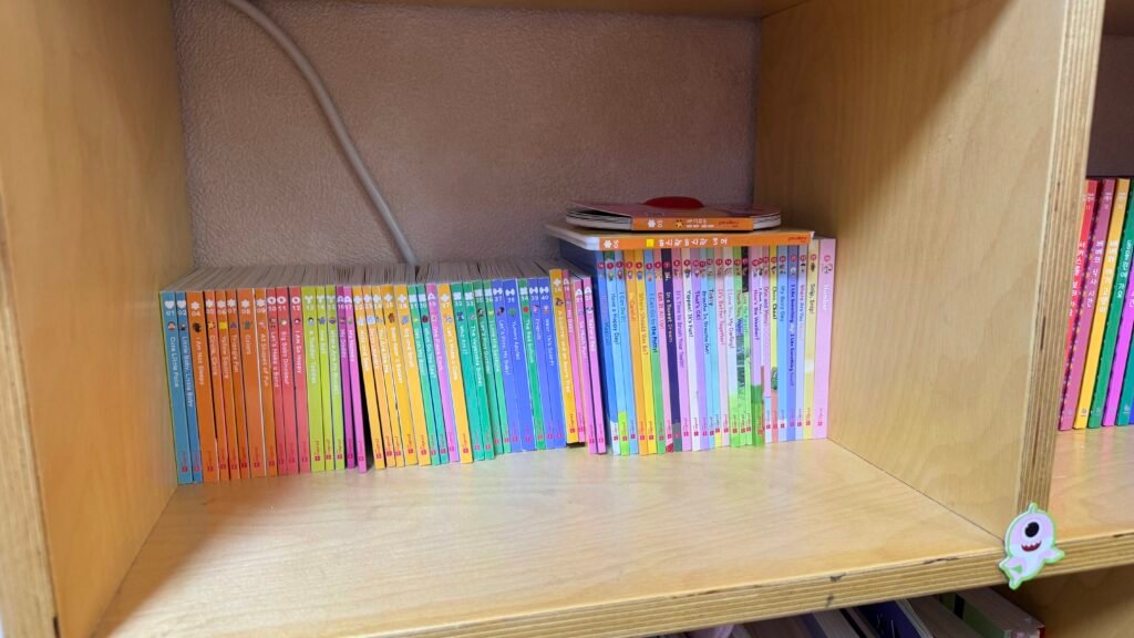 FINDEN BEBE Korean children's book set with smaller book collections and educational materials