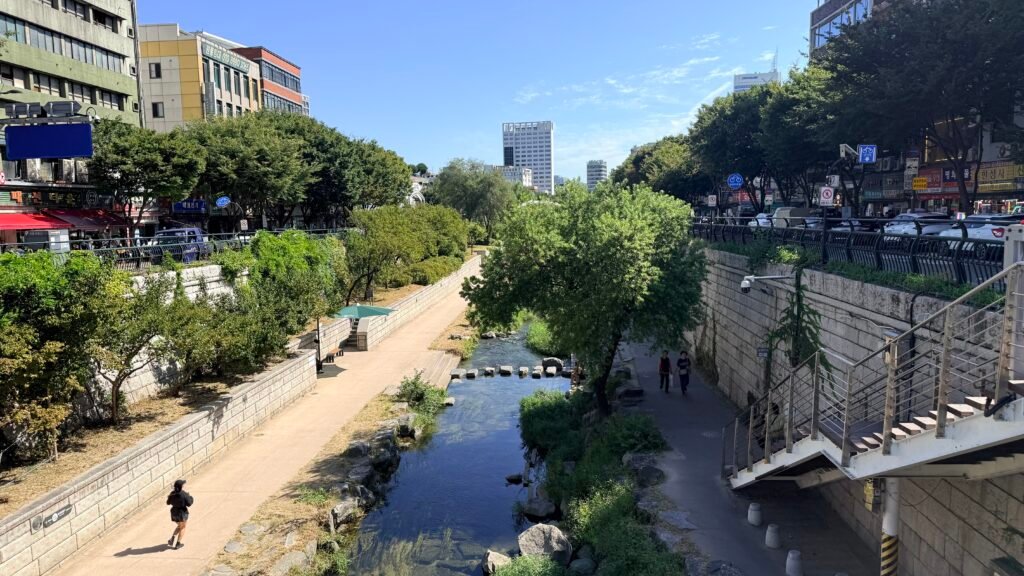 Cheonggyecheon Stream on the way to Gwangjang Market