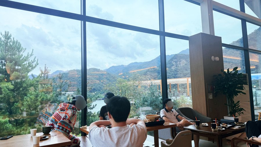 Bukhangang river view from TABLES Lounge