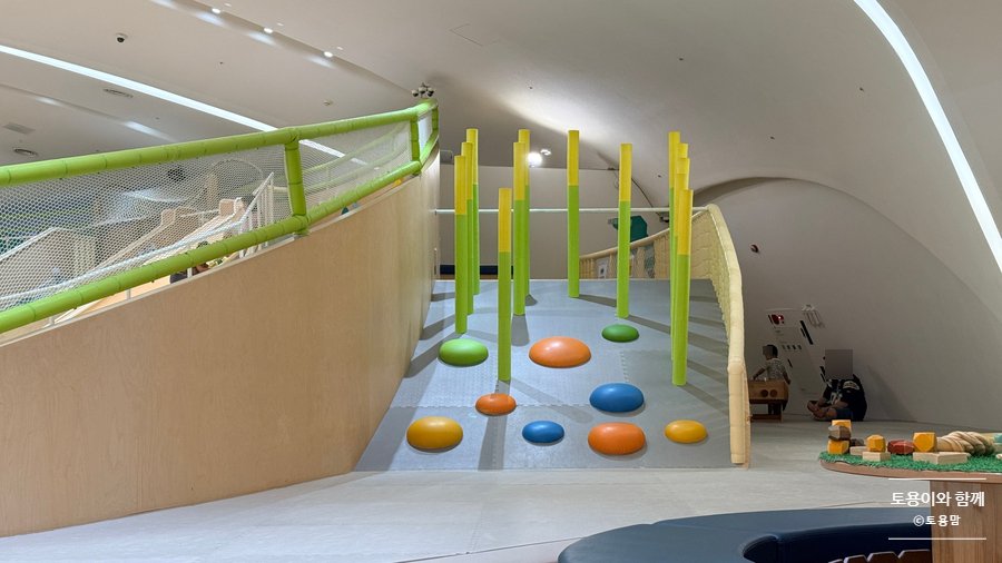 Deombulsup (덤불숲) climbing and sensory play area at DiKi DiKi